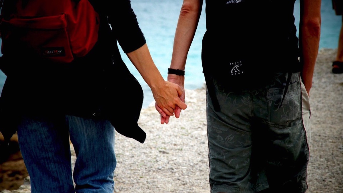 couple holding hands (KALMBACHER)